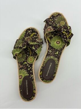 Banana Republic Women's Espadrilles with Green Floral Pattern Kitten Heel